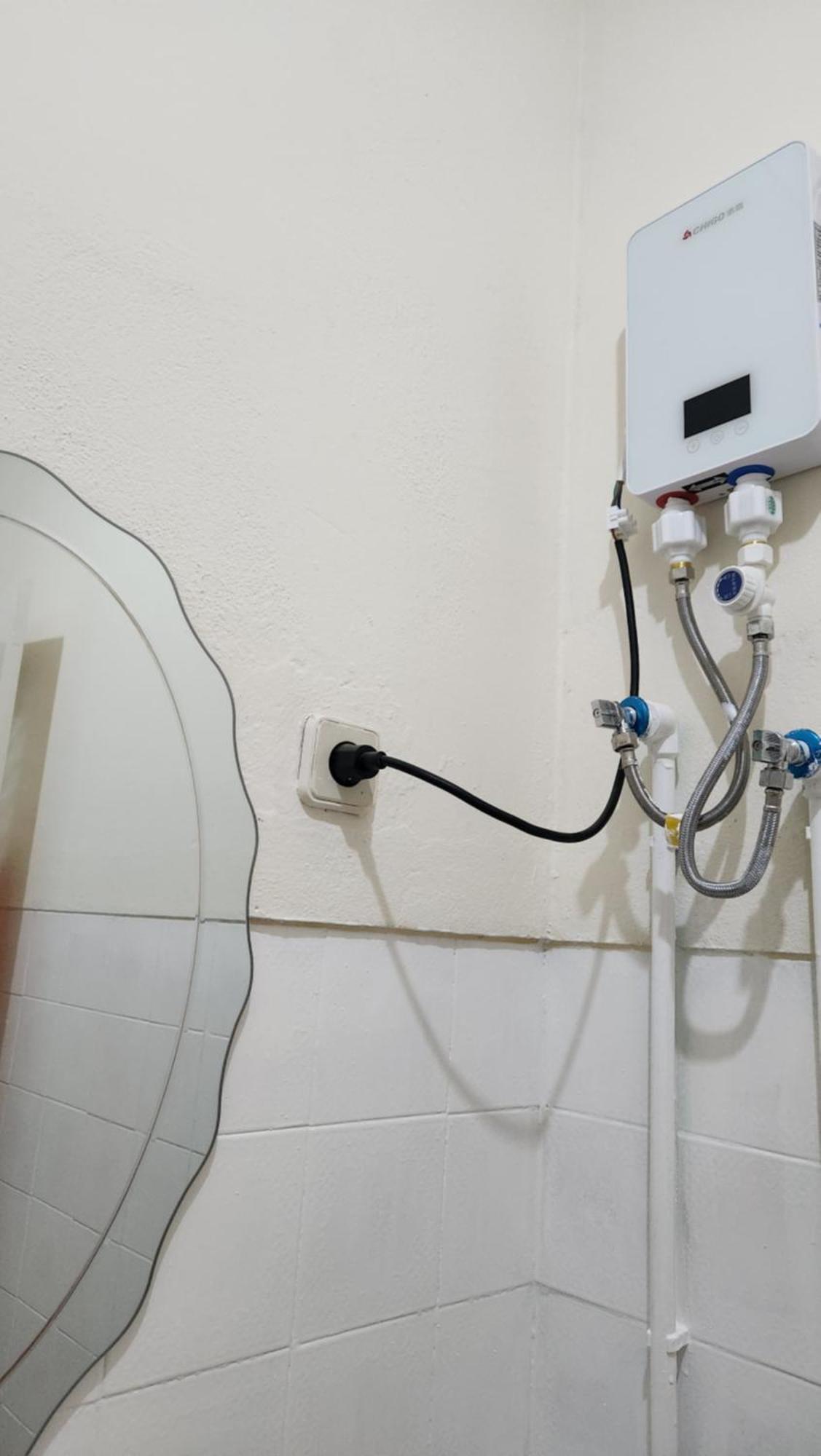 Hostel No Cash Accepted-meeting Point Hostel- Praia, Also In Tarrafal & Fogo