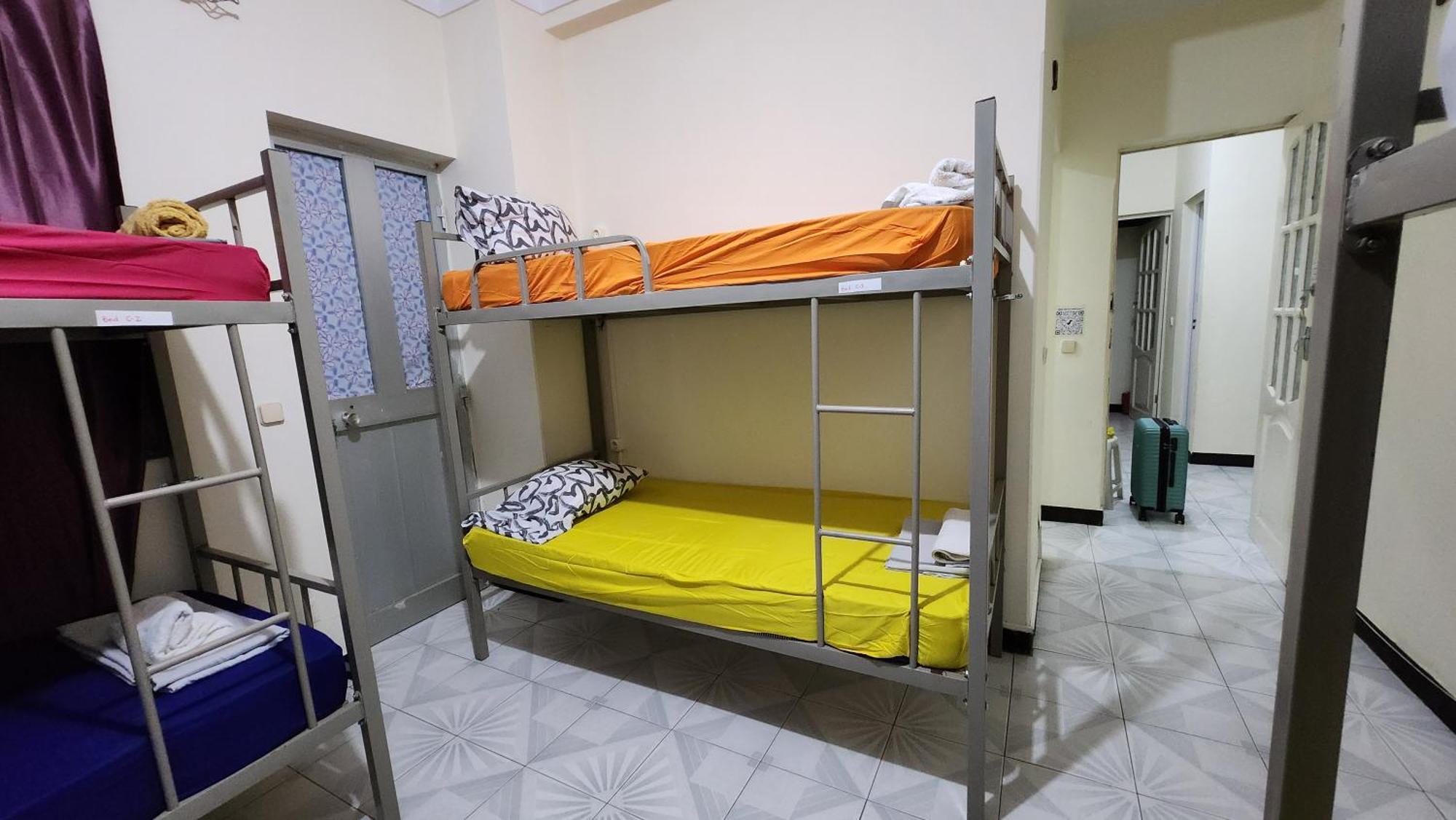 No Cash Accepted-meeting Point Hostel- Praia, Also In Tarrafal & Fogo Hostel